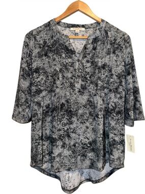 Studio Works blouse Gray floral  Printed Pintuck V-Neck  petite small NEW